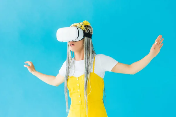 Дівчина з дредлоками у гарнітурі віртуальної реальності жестикуляція ізольована на бірюзовому — стокове фото