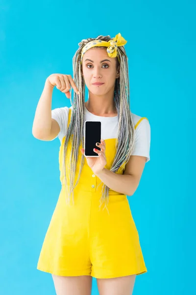 Chica con rastas mostrando smartphone con pantalla en blanco aislado en turquesa - foto de stock