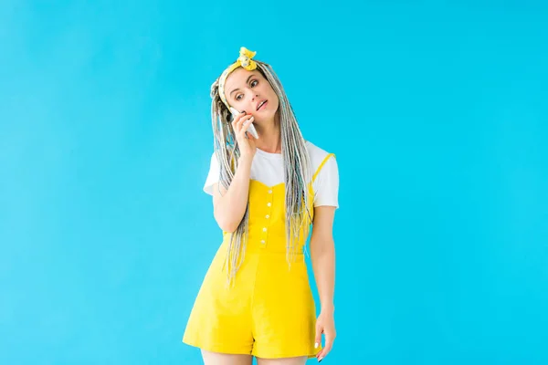 Ragazza con dreadlocks parlando su smartphone isolato su turchese — Foto stock