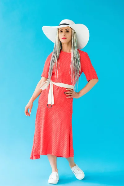 Belle fille en chapeau et robe posant sur turquoise — Photo de stock