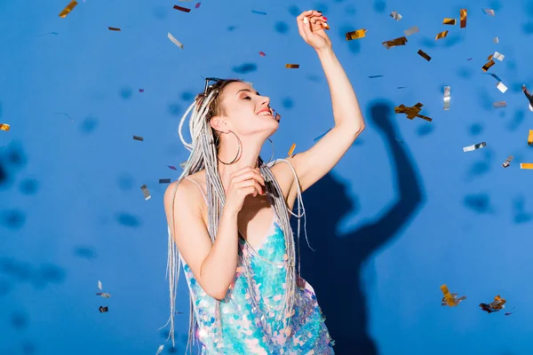 Bela sorrindo menina elegante Gesturing em azul com confete — Fotografia de Stock