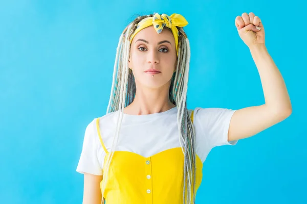 Mädchen mit Dreadlocks imitiert Türklopfen mit geballter Faust isoliert auf Türkis — Stockfoto