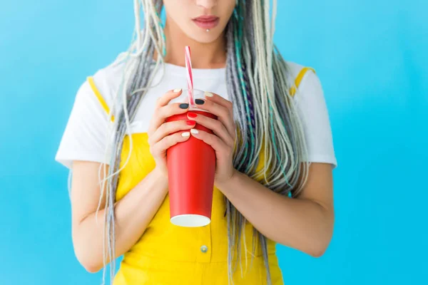 Vue recadrée de la fille avec dreadlocks et soda boisson isolé sur turquoise — Photo de stock