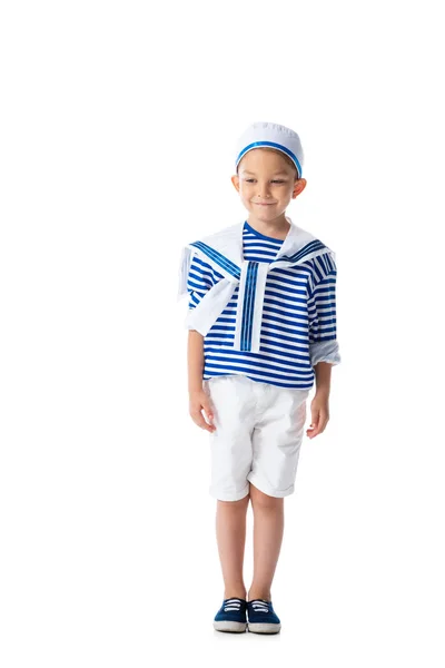 Vista completa de niño en edad preescolar sonriente en traje de marinero aislado en blanco - foto de stock
