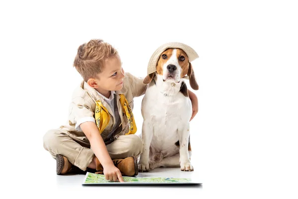 Дошкольный исследователь ребенок с картой и псом на белом — стоковое фото