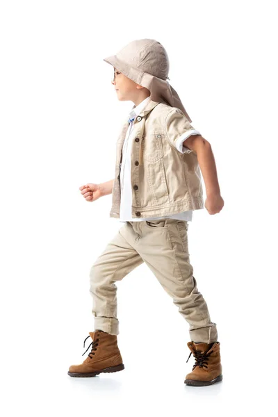 Seitenansicht des Forscherkindes mit Hut, der auf weiß steht — Stockfoto