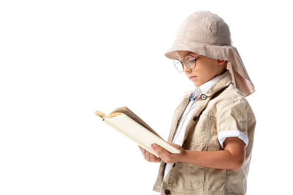 Зосереджена дослідницька дитина в окулярах читає книгу ізольовано на білому — Stock Photo