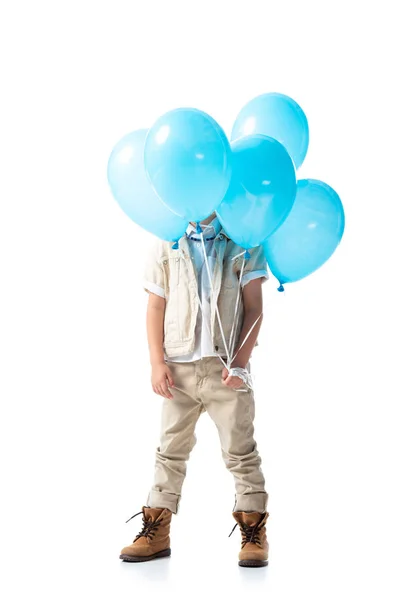 Vue pleine longueur de l'enfant explorateur tenant des ballons bleus isolés sur blanc — Photo de stock