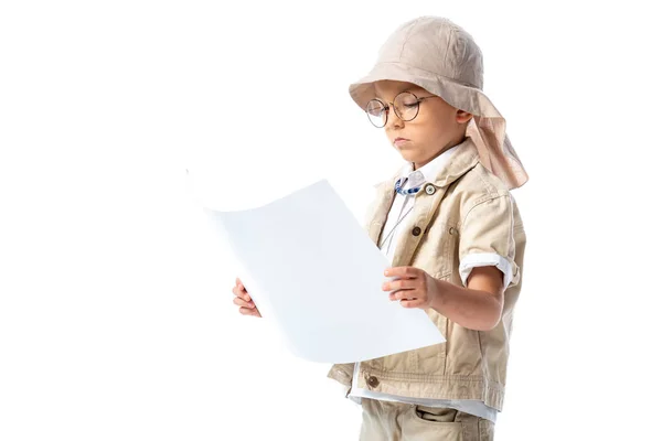 Mirato esploratore bambino in occhiali e cappello guardando cartello isolato su bianco — Foto stock