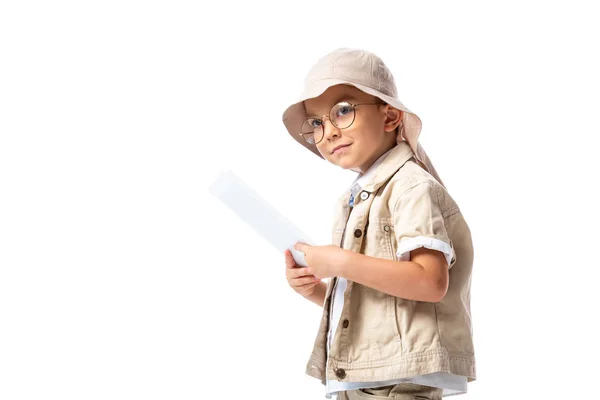 Дитина-дослідник в окулярах і капелюсі тримає цифровий планшет і дивиться ізольовано на білому — Stock Photo