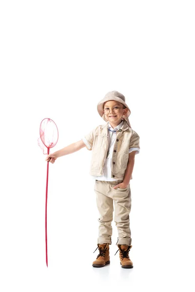 Вид на повну довжину усміхненого хлопчика-дослідника в капелюсі, що тримає мережу метеликів ізольовано на білому — стокове фото