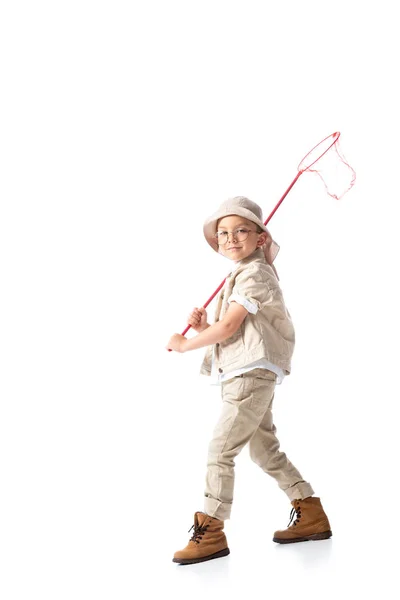 Visão de comprimento total do garoto explorador em chapéu segurando rede de borboleta isolada em branco — Fotografia de Stock