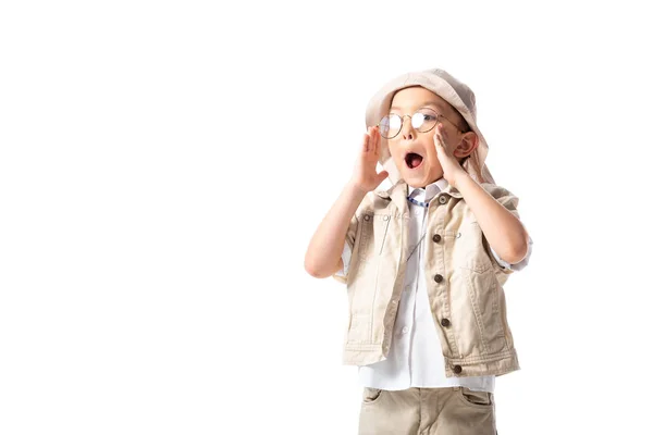 Explorateur choqué garçon en chapeau et lunettes regardant loin avec la bouche ouverte isolé sur blanc — Photo de stock