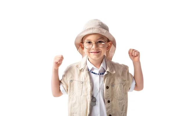Vue de face du garçon explorateur souriant dans des lunettes et un chapeau montrant oui geste isolé sur blanc — Photo de stock