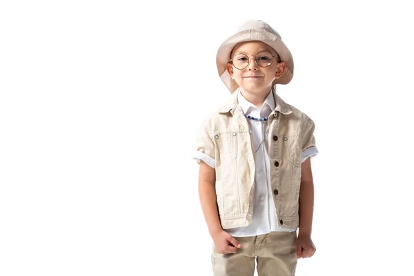 Vista frontale del bambino esploratore sorridente in cappello e occhiali guardando la fotocamera isolata sul bianco — Foto stock