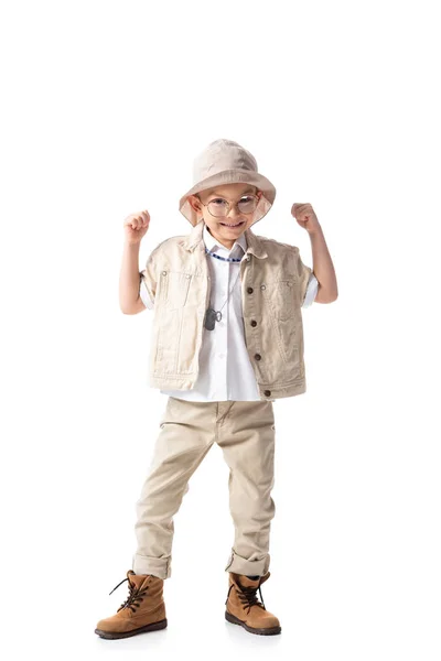 Vista completa de niño explorador sonriente mirando a la cámara y mostrando sí gesto aislado en blanco - foto de stock