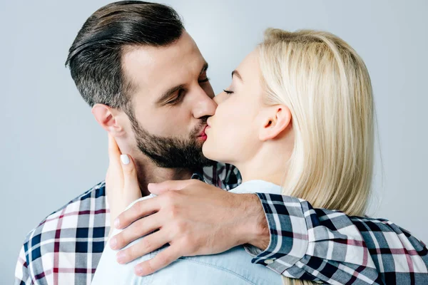 Belo casal beijando e abraçando isolado no cinza — Fotografia de Stock