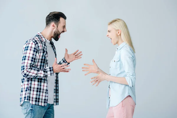 Mann und Frau schreien und gestikulieren isoliert auf grau — Stockfoto