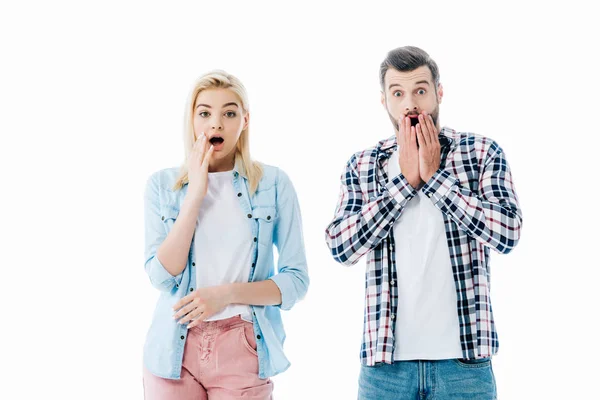 Menina surpreso e homem cobrindo bocas isolado no branco — Fotografia de Stock