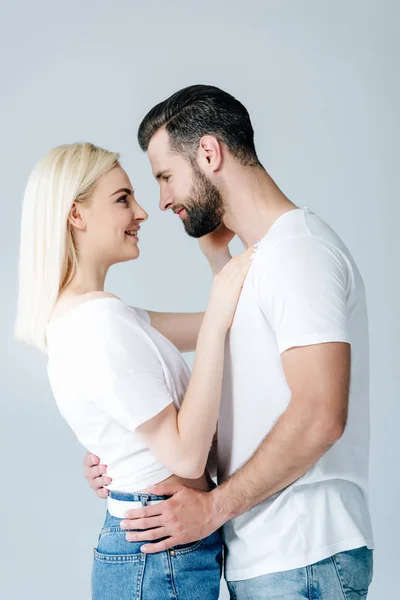 Schöne glückliche junge Paar umarmt und lächelt isoliert auf grau — Stockfoto