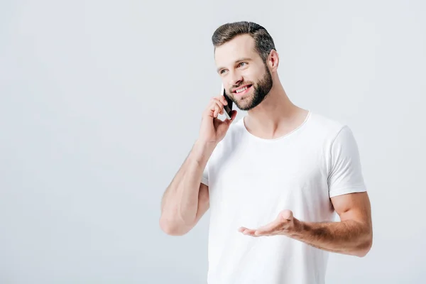 Glücklicher Mann, der auf dem Smartphone spricht und isoliert auf grau gestikuliert — Stockfoto