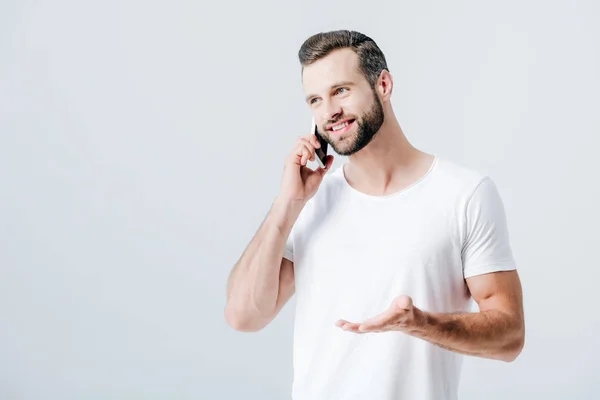 Felice uomo parlando su smartphone e gesticolando isolato sul grigio — Foto stock