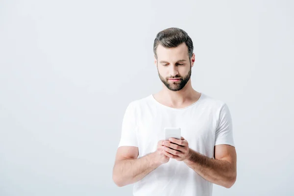 Uomo di bell'aspetto utilizzando smartphone isolato su grigio — Foto stock