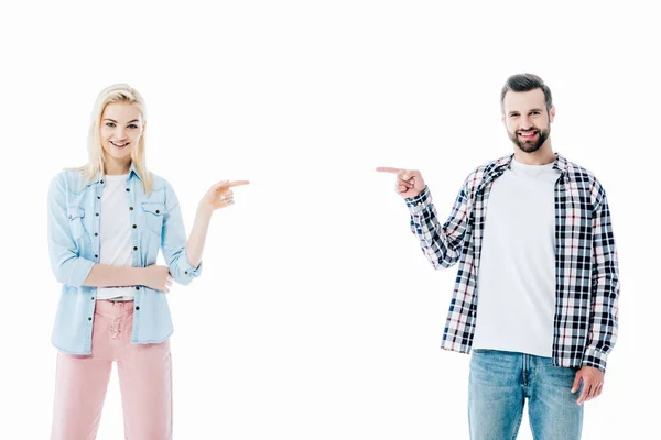 Feliz chica y hombre señalando con los dedos aislados en blanco - foto de stock
