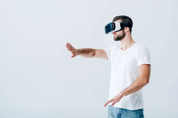 Homem barbudo em realidade virtual headset gesticulando isolado em cinza — Fotografia de Stock