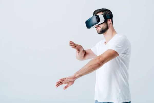 Bärtiger Mann in Virtual-Reality-Headset gestikuliert isoliert auf grau — Stockfoto