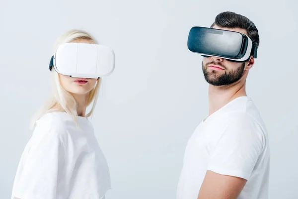 Мужчина и девочка в наушниках виртуальной реальности, изолированных на сером — стоковое фото