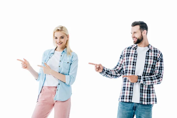 Усміхнена дівчина і чоловік вказують пальцями ізольовані на білому — Stock Photo