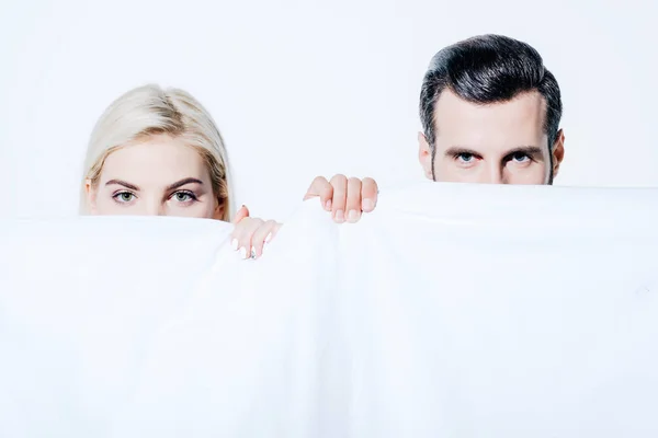 Novia y novio sosteniendo manta y mirando a la cámara aislada en blanco — Stock Photo