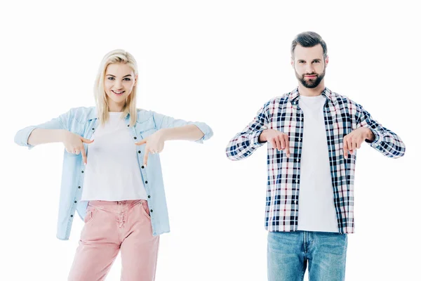 Усміхнена дівчина і чоловік вказують пальцями вниз ізольовані на білому — стокове фото