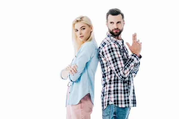 Bela menina perto homem fazendo arma gesto isolado no branco — Fotografia de Stock