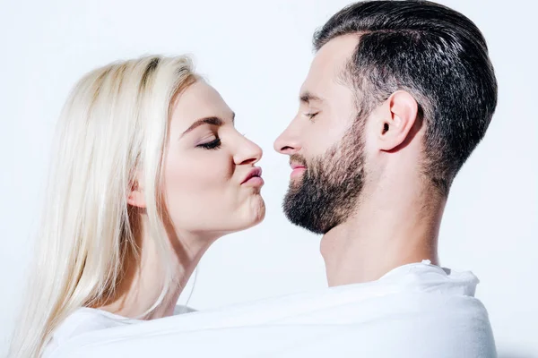 Novia haciendo pucheros labios cerca de novio cubierto en manta aislado en blanco - foto de stock