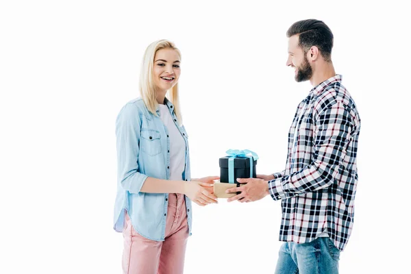 Mann schenkt glücklichem Mädchen auf weißem Grund ein Geschenk — Stockfoto