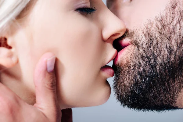 Vue rapprochée du couple sensuel embrassant isolé sur gris — Photo de stock