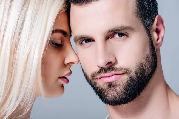 Belo jovem casal romântico isolado em cinza — Fotografia de Stock