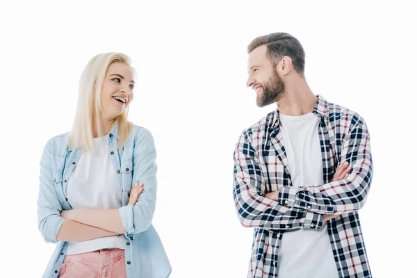 Щаслива дівчина і чоловік з схрещеними руками дивиться один на одного Ізольовані на білому — Stock Photo
