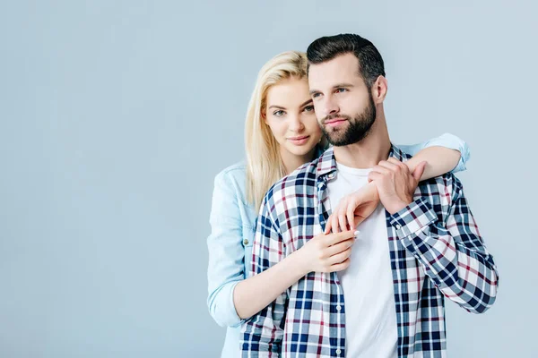 Schönes junges Paar umarmt isoliert auf grau mit Kopierraum — Stockfoto