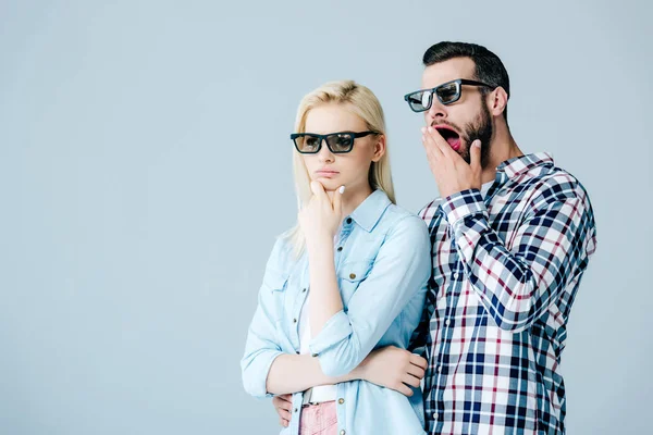 Annoiato uomo e ragazza in occhiali 3d guardare film isolato su grigio — Foto stock