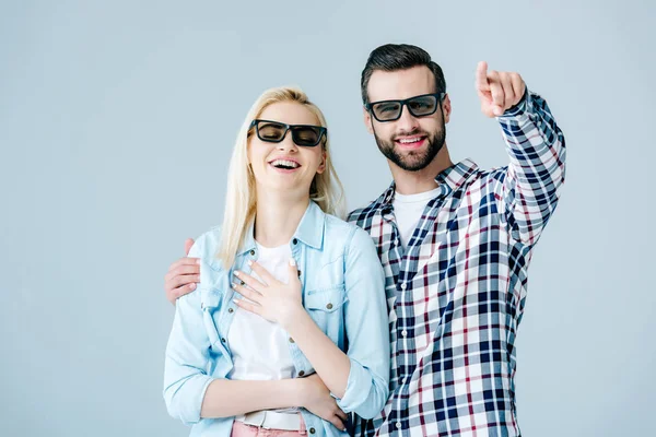 Счастливый мужчина и девушка в 3D очках смотрят фильм на сером фоне — стоковое фото