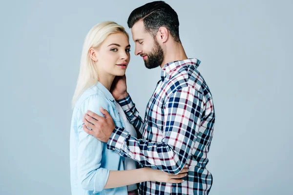 Belo jovem casal abraçando isolado no cinza — Fotografia de Stock