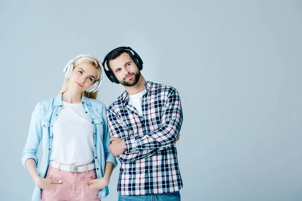 Hombre y chica en auriculares aislados en gris con espacio de copia — Stock Photo