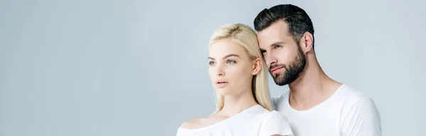 Plano panorámico de hombre y mujer joven en camisetas blancas aisladas en gris con espacio de copia - foto de stock