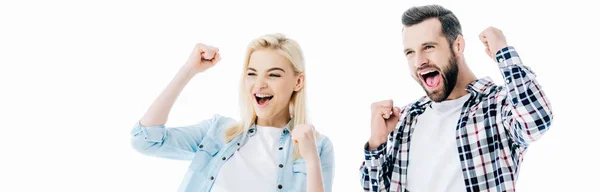 Plano panorámico de chica y hombre animando con los puños cerrados aislado en blanco — Stock Photo