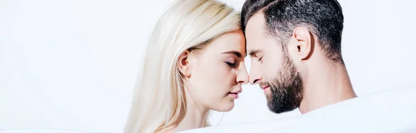 Plan panoramique de petite amie et petit ami couvert de couverture avec les yeux fermés isolés sur blanc — Photo de stock