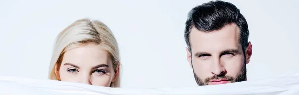 Plan panoramique de belle petite amie et beau petit ami tenant couverture isolé sur blanc — Photo de stock
