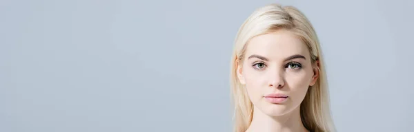 Panoramaaufnahme des schönen blonden Mädchens, das in die Kamera schaut, isoliert auf grau mit Kopierraum — Stockfoto